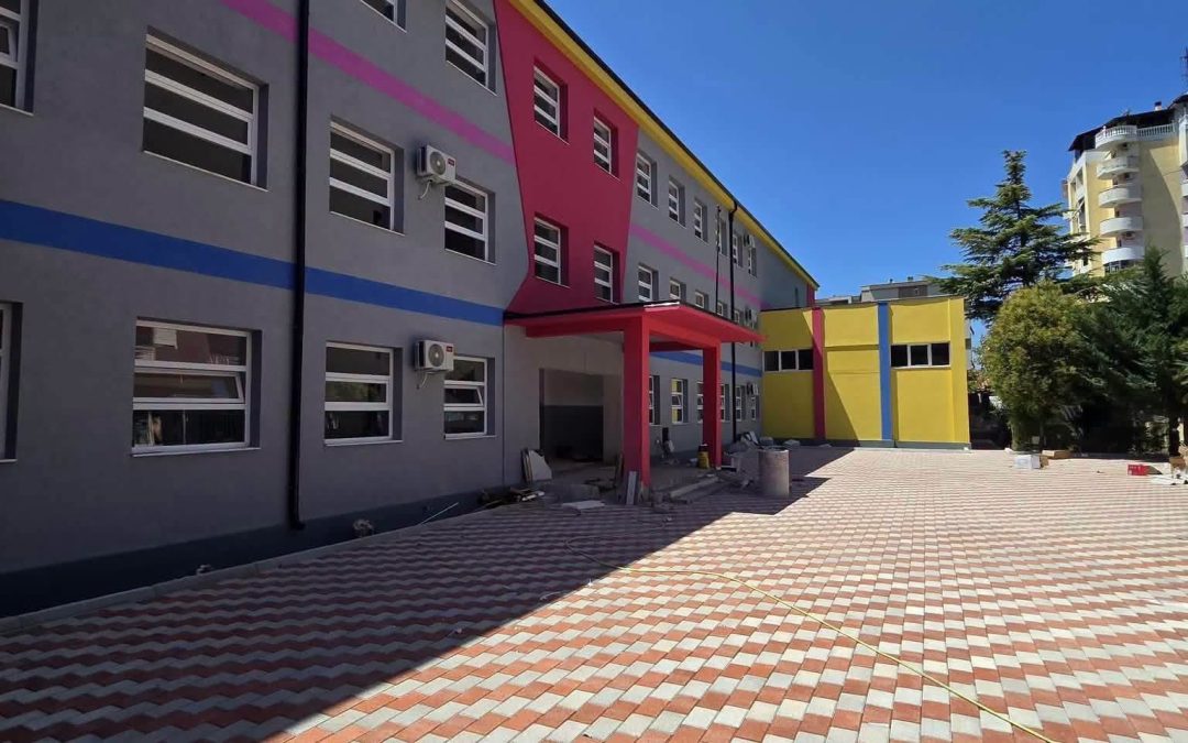 Për nxënësit dhe stafin pedagogjik të shkollës “Mark Dashi” në Fier, shtatori nis me një shkollë tërësisht të rilindur
